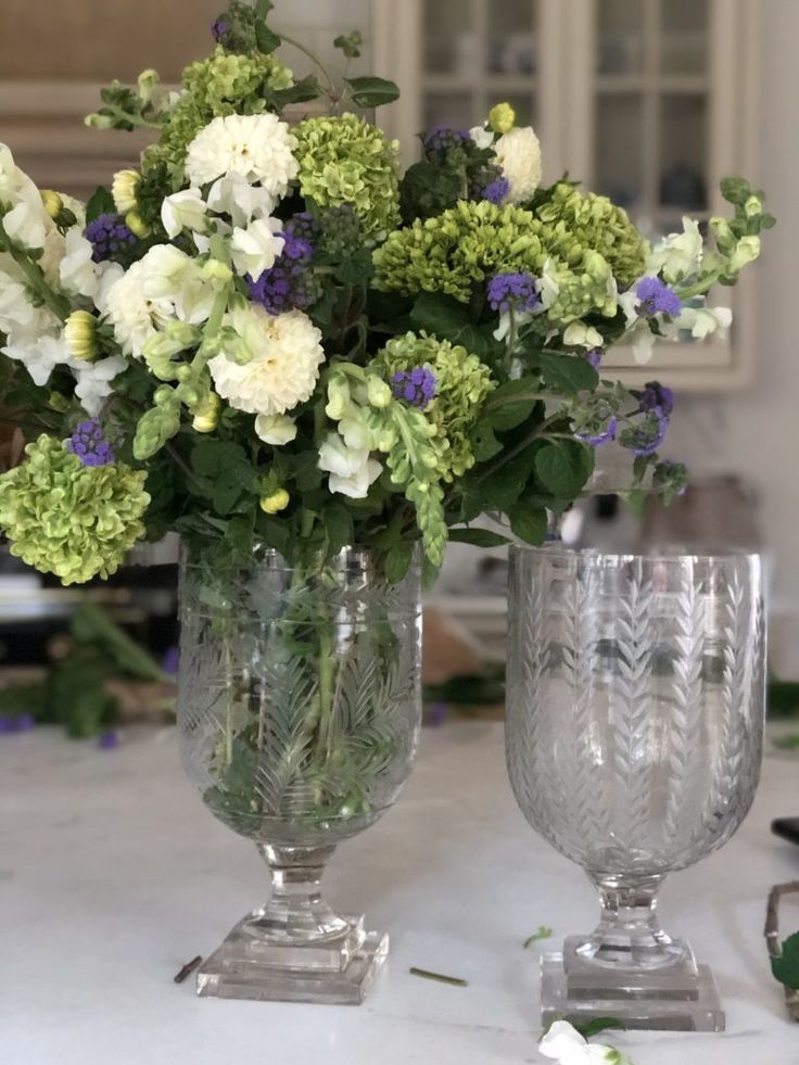 Small Vertical Leaf with Gold Rim Hurricane