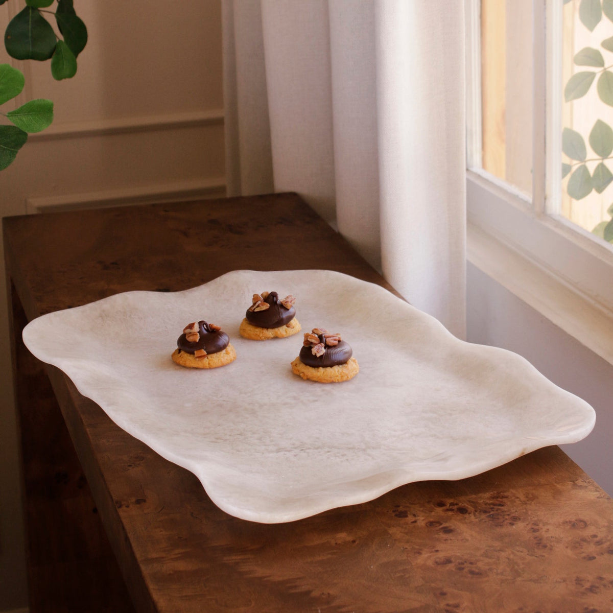 RESIN Alabaster Extra Large Rectangular Tray White Swirl