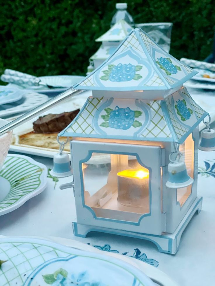 Hydrangea Leaf Pagoda Lantern (Blue Trim)