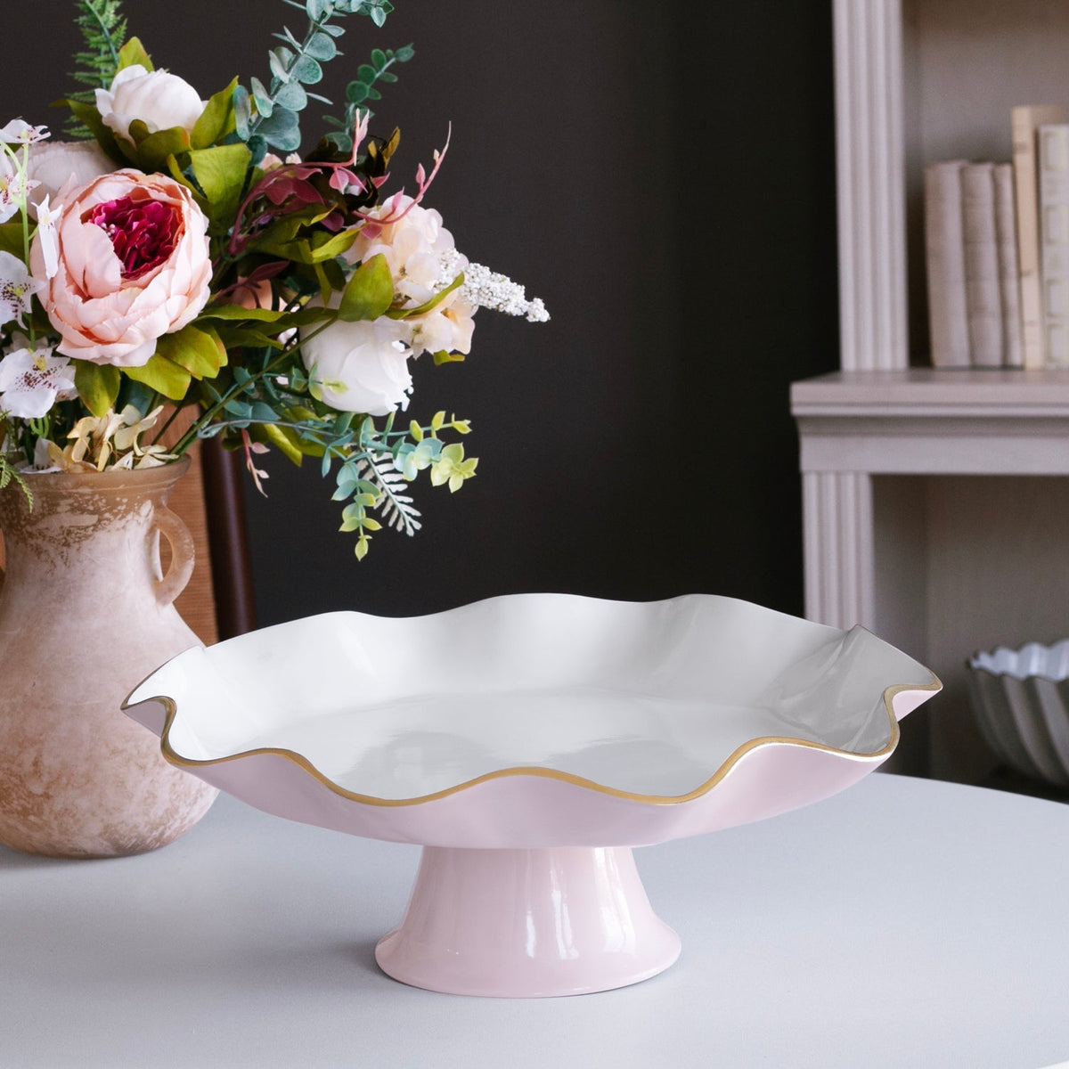 ENCANTO Carola Pedestal Cake Plate (Camellia and White)