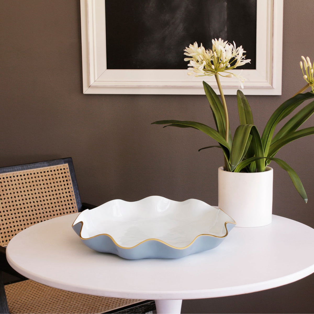 ENCANTO Carola Large Round Platter (Periwinkle and White)