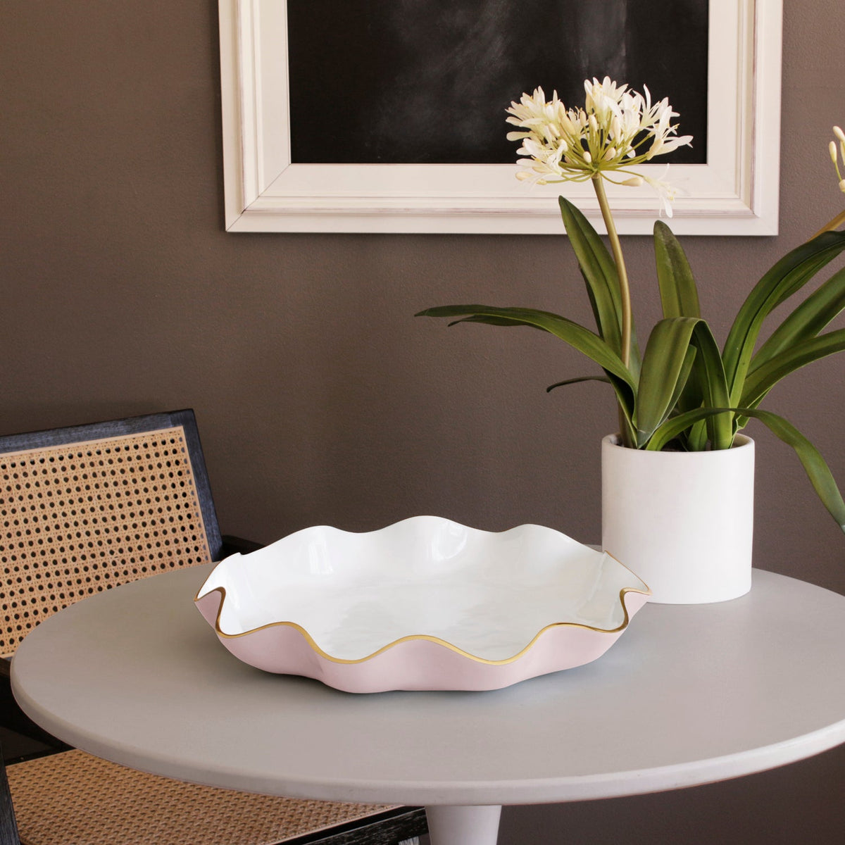 ENCANTO Carola Large Round Platter (Camellia and White)