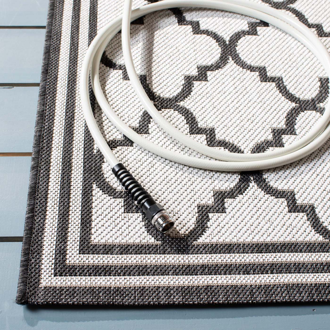 Beach House Rug | Safavieh - BHS121A - Light Grey / Charcoal