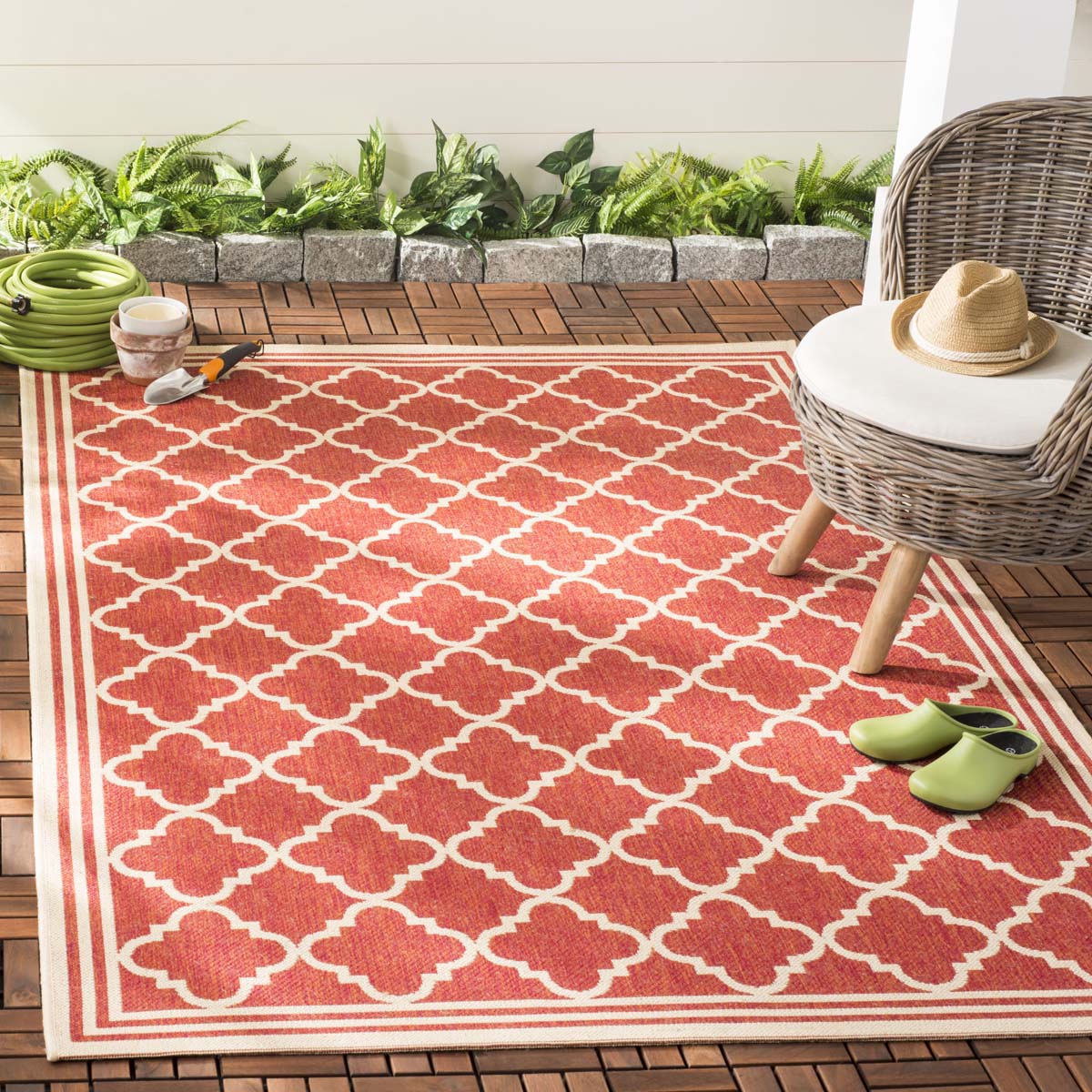 Beach House Rug | Safavieh - BHS121Q - Red / Cream