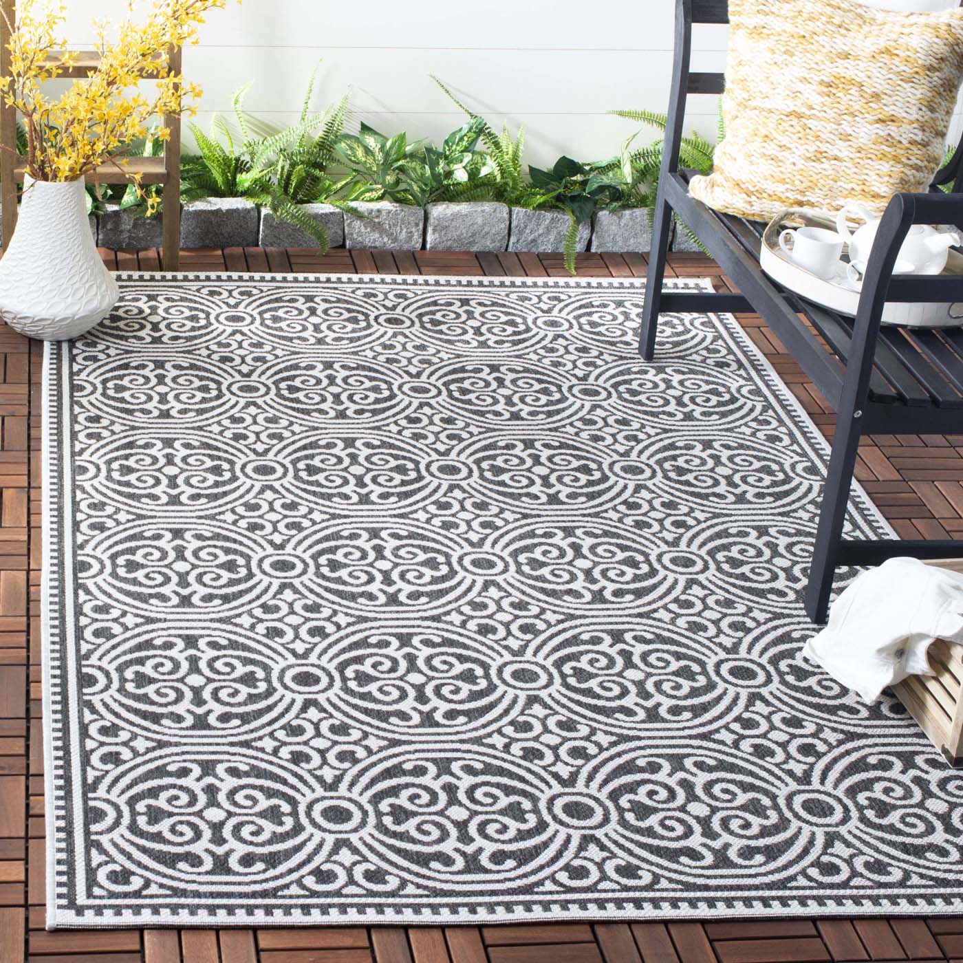 Beach House 134 Rug | Safavieh - BHS134 - Light Grey / Charcoal