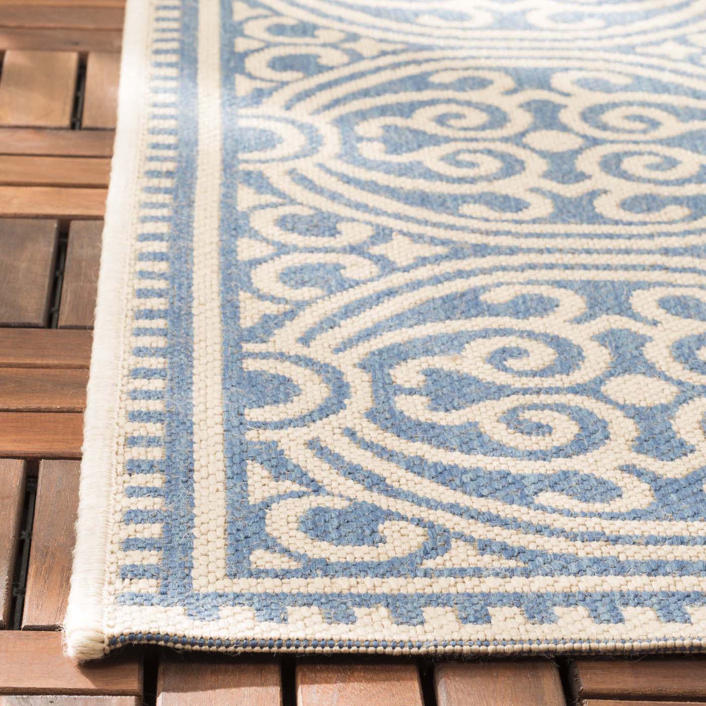 Beach House 134 Rug | Safavieh - BHS134 - Cream / Blue