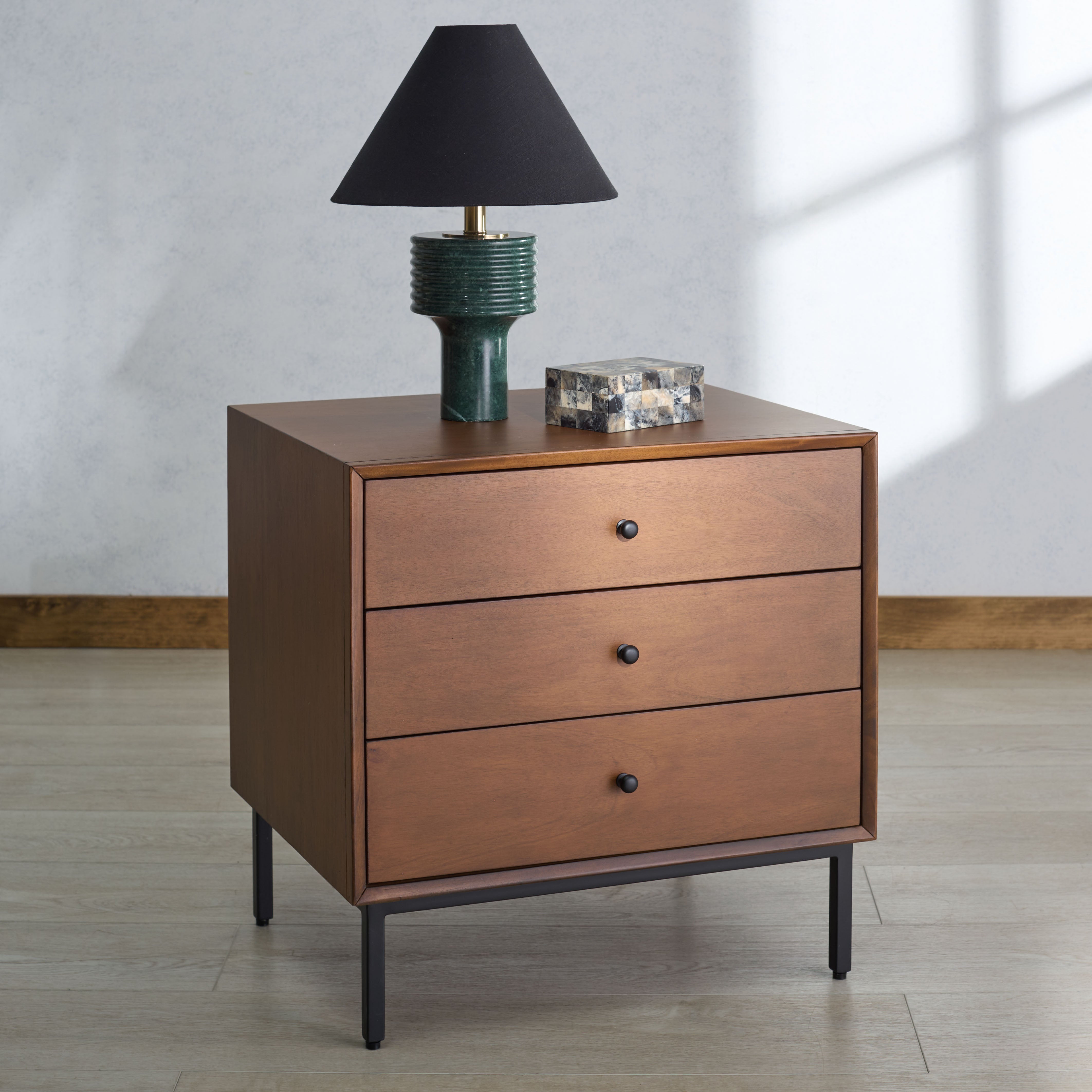 WALNUT / BLACK