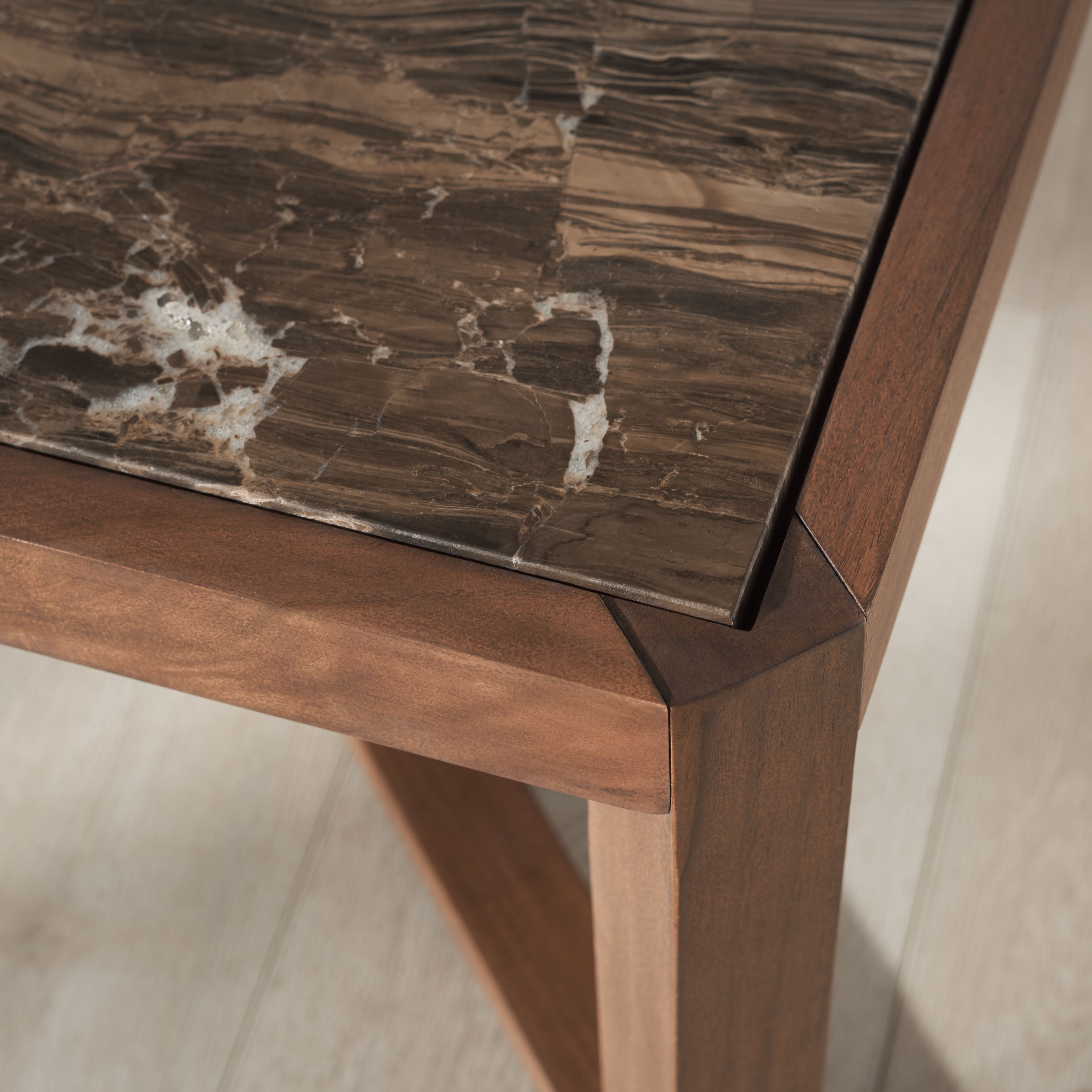 WALNUT / BROWN
