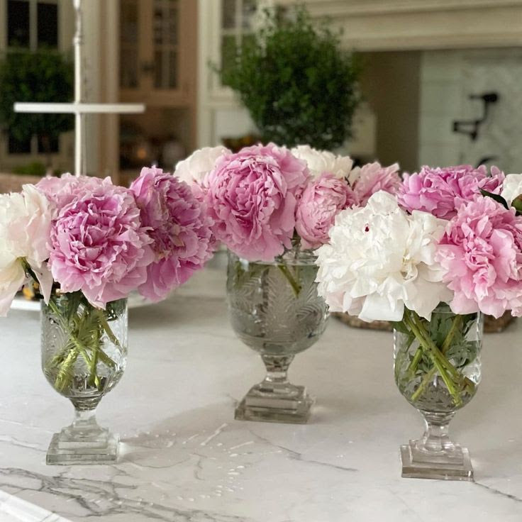 Small Vertical Leaf with Gold Rim Hurricane