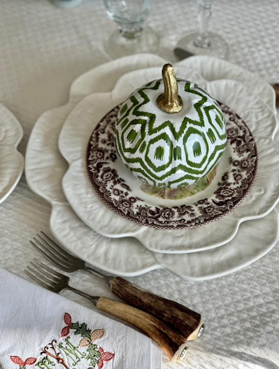 Celebrating our beautiful new cabbage plate collection!