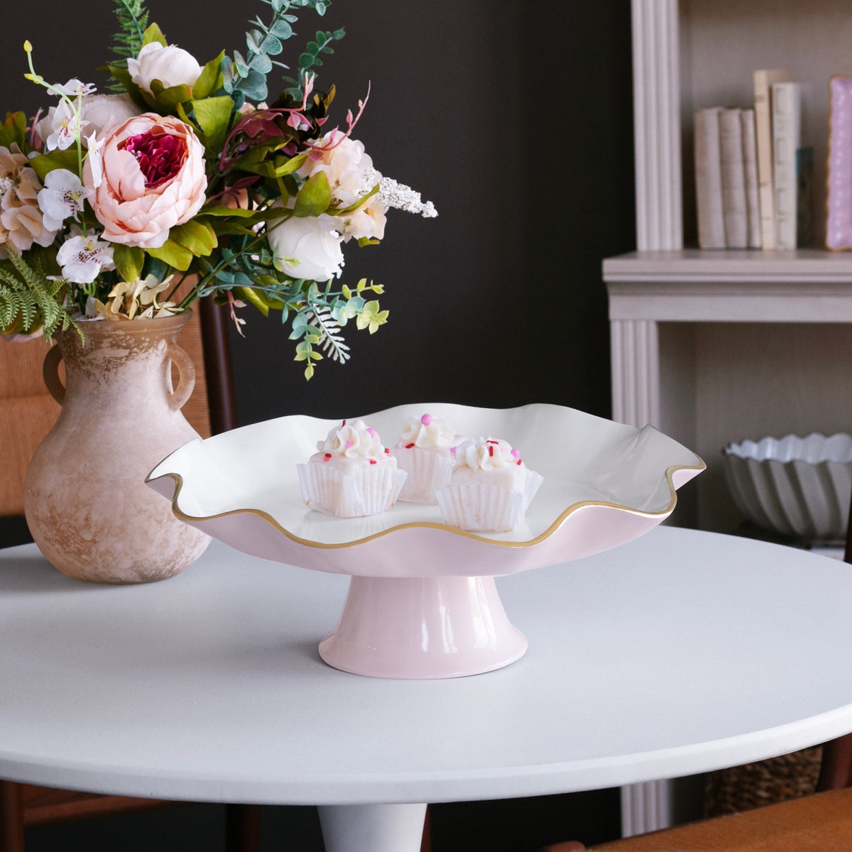 ENCANTO Carola Pedestal Cake Plate (Camellia and White)