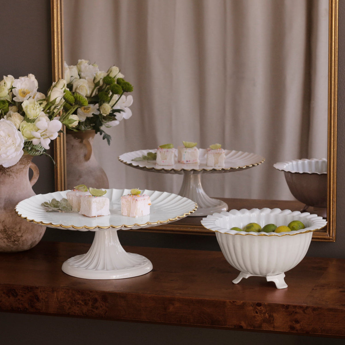 ENCANTO Vienna Pedestal Cake Plate (Cream and White)