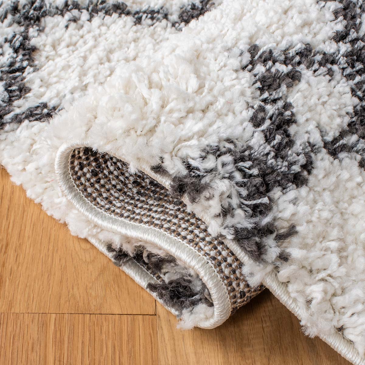 Safavieh Arizona Shag 741 Rug, White, ASG741 - Ivory / Black