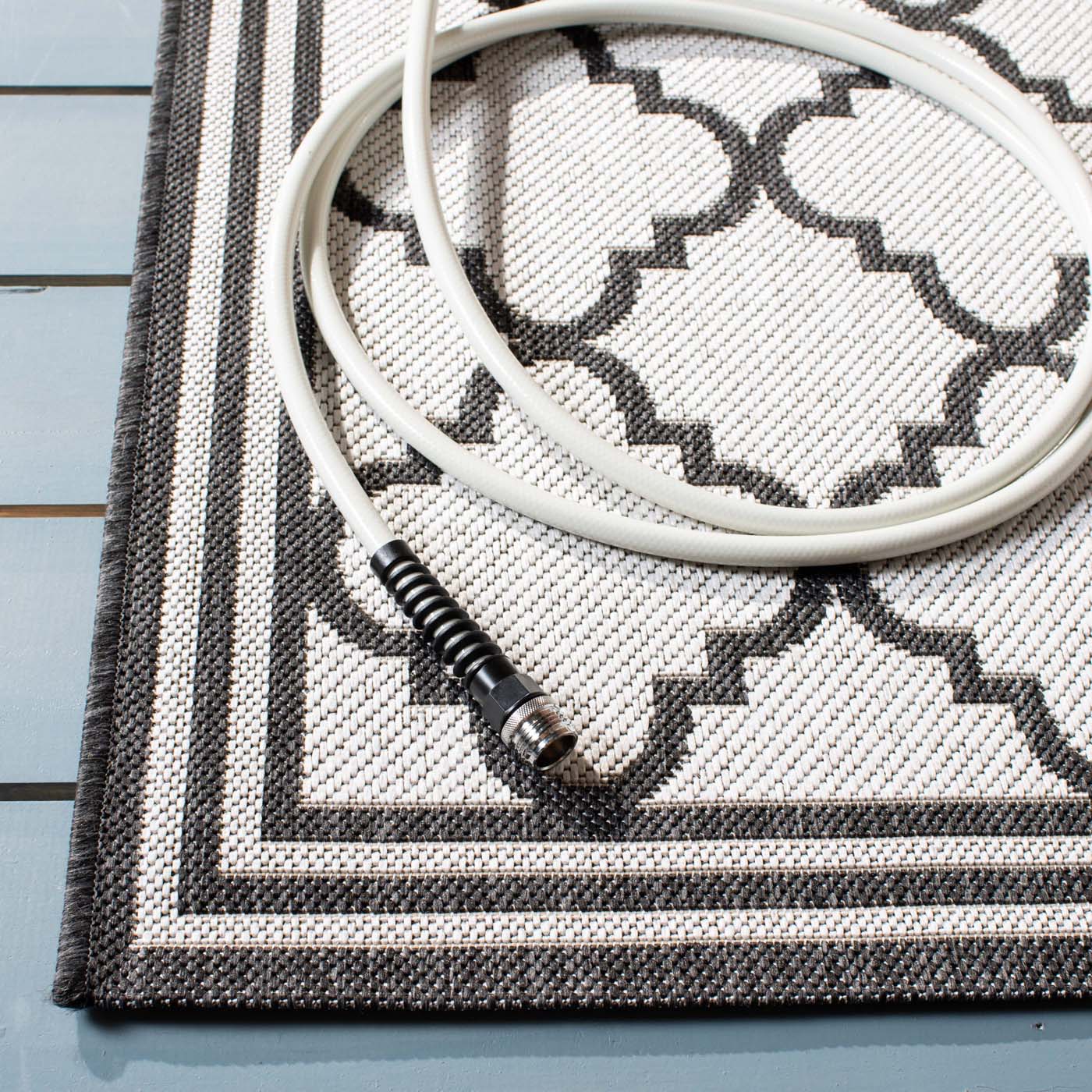 Beach House Rug | Safavieh -  BHS121A - Light Grey / Charcoal