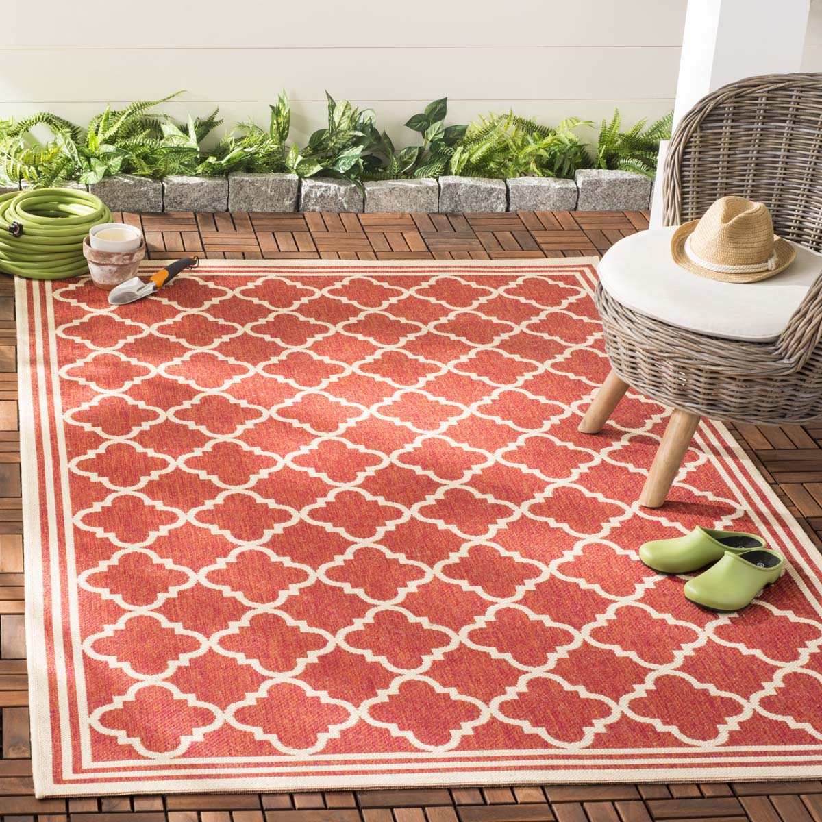 Beach House Rug | Safavieh -  BHS121Q - Red / Cream