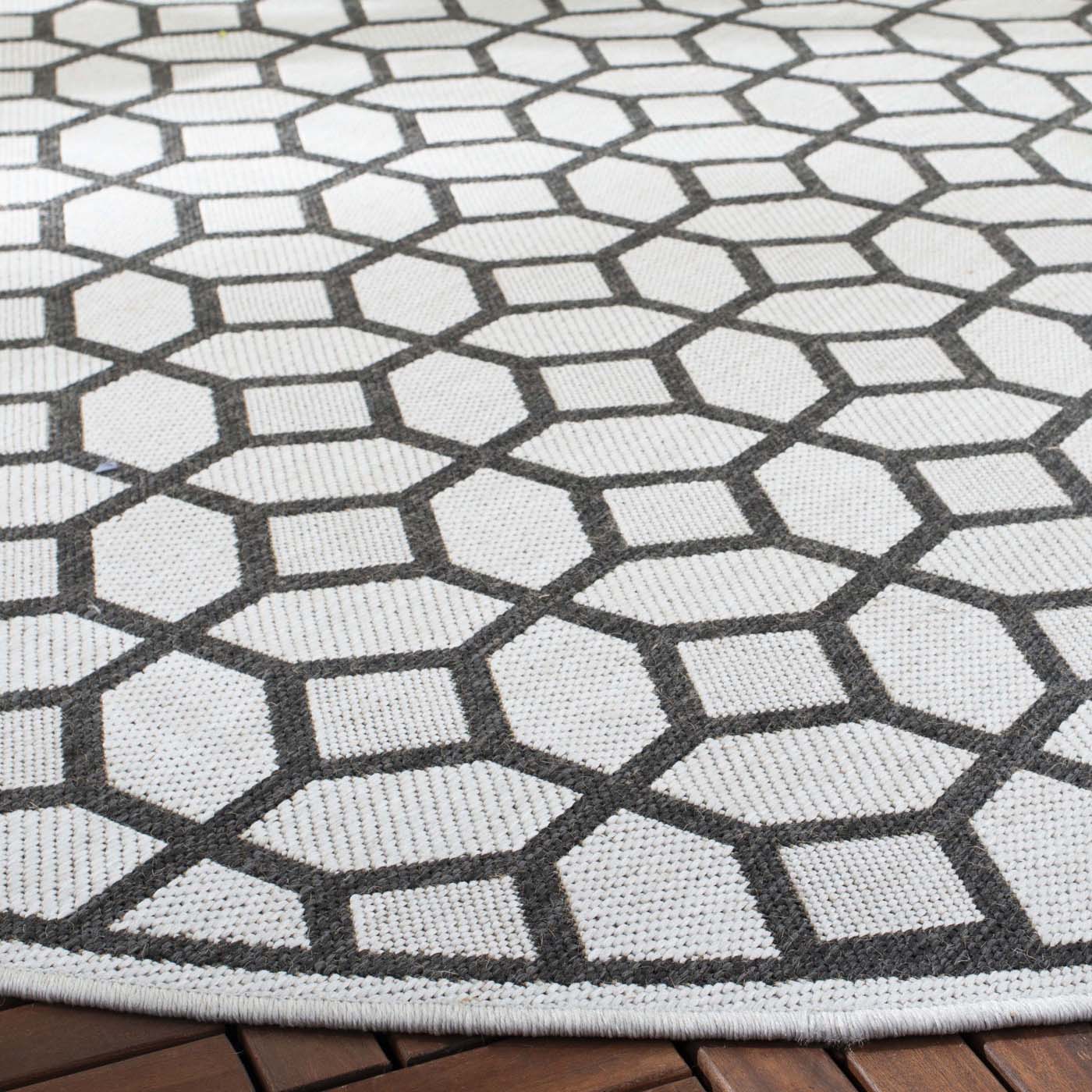 Beach House 127 Rug | Safavieh - BHS127 - Light Grey / Charcoal