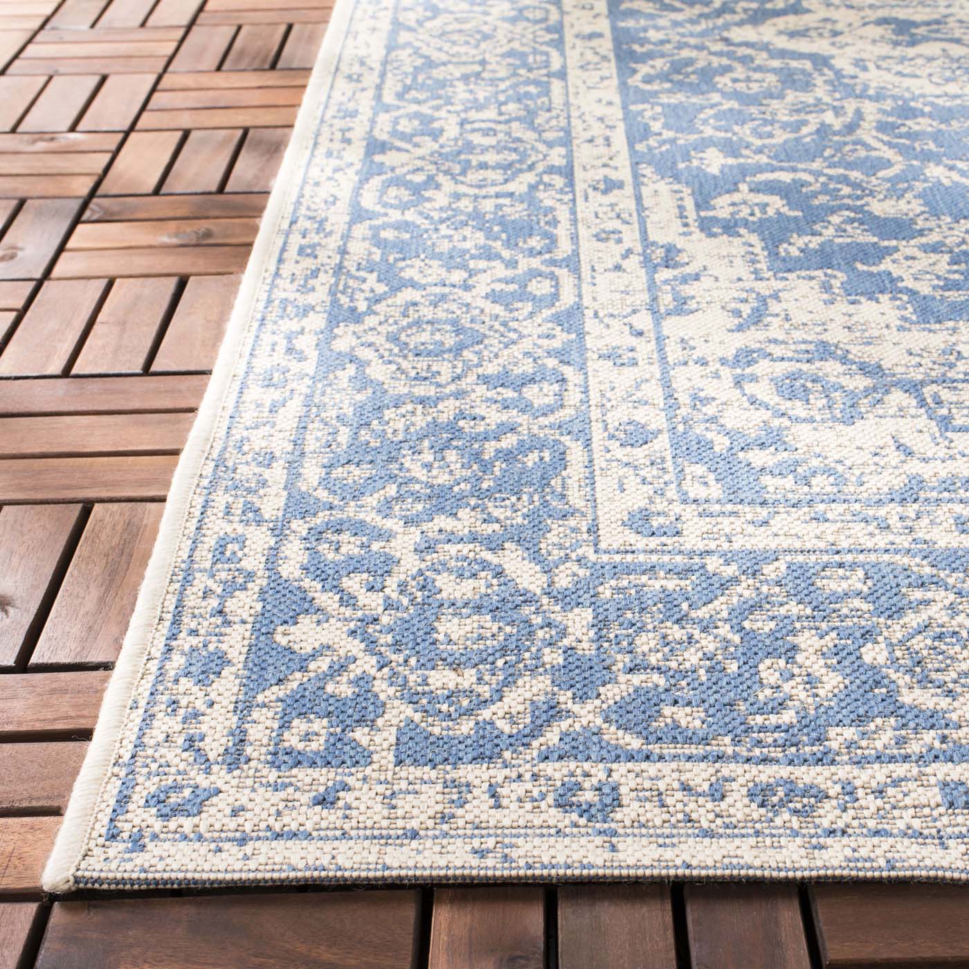 Beach House Rug | Safavieh -  BHS137M - Blue / Cream