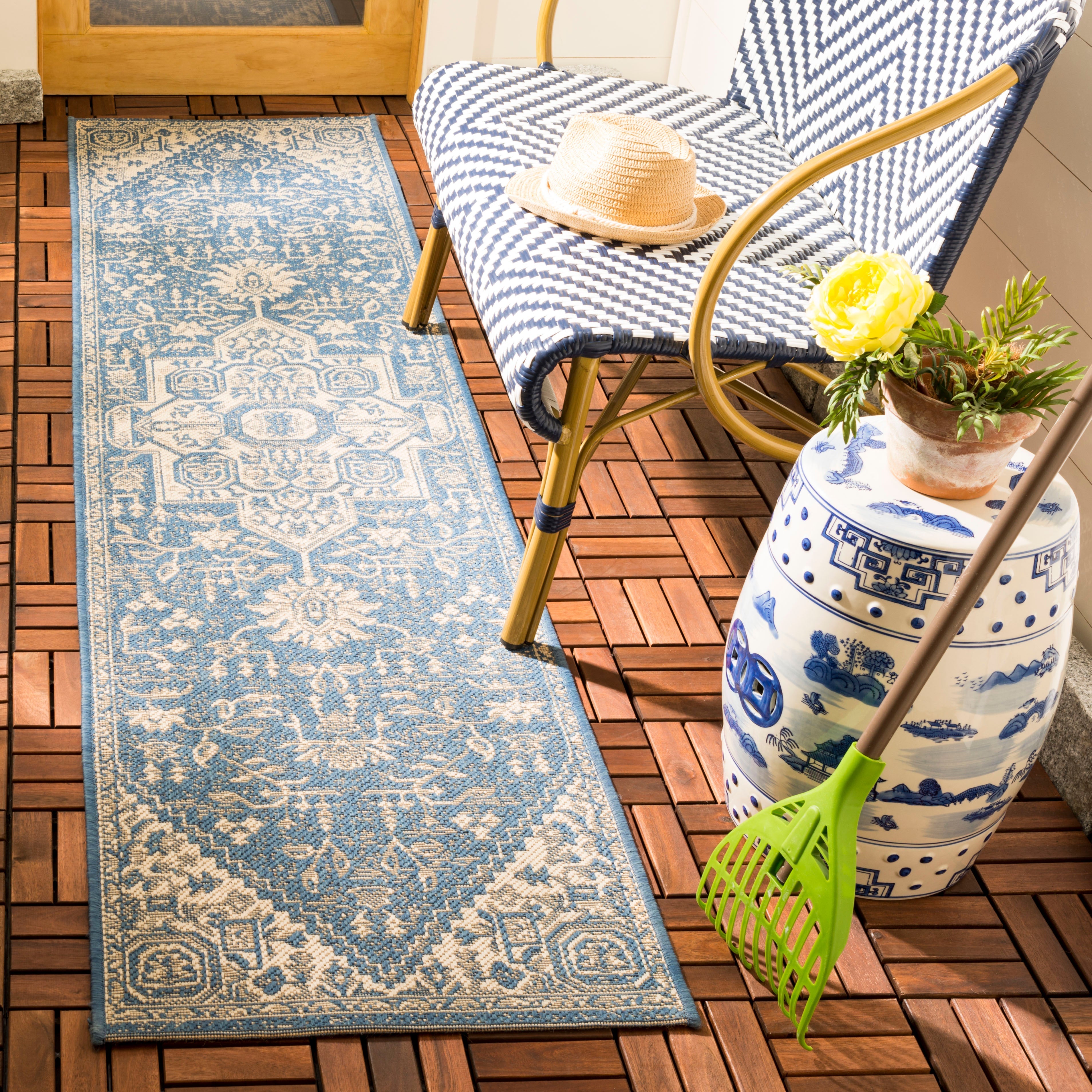 Beach House 138 Rug | Safavieh - BHS138 - Cream / Blue