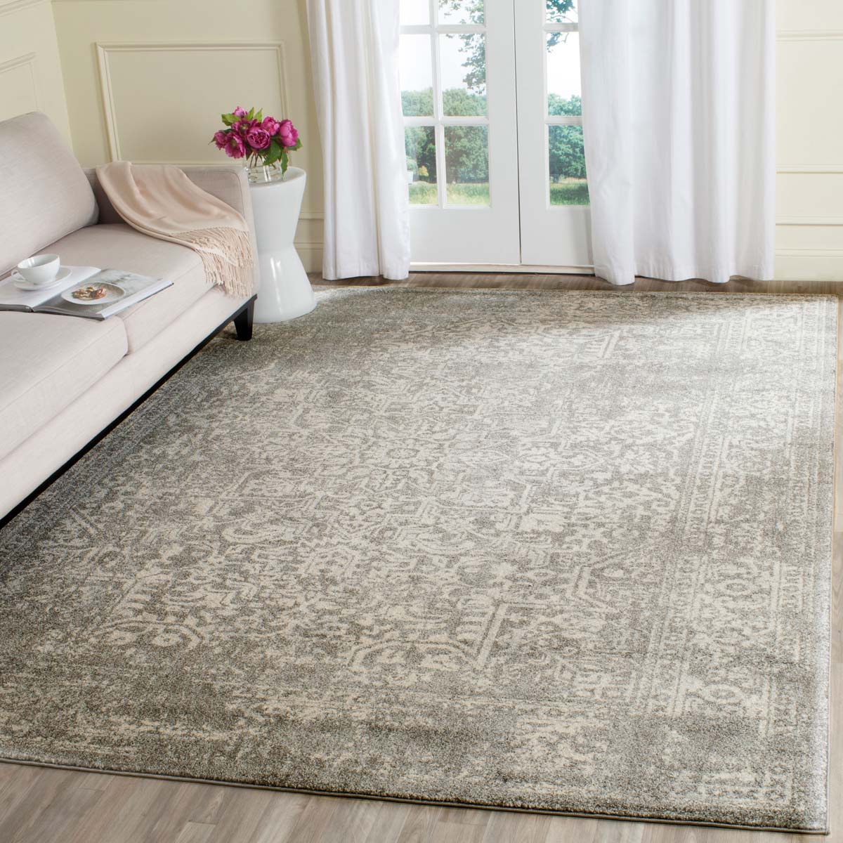 Safavieh Evoke 256 Rug, White, EVK256 - Silver / Ivory