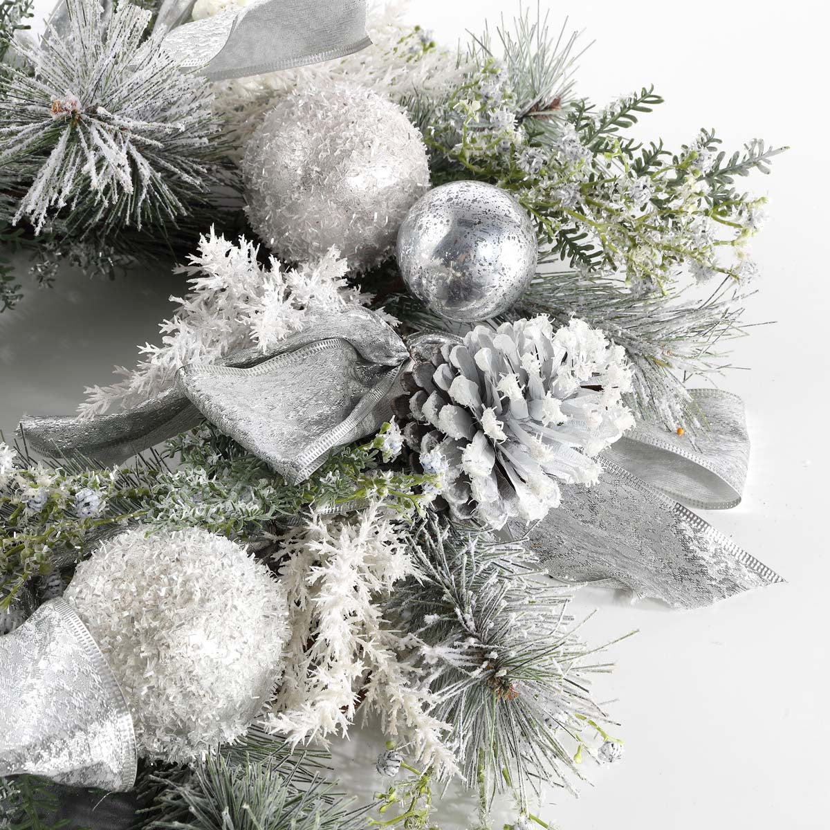 Faux 26 Frosted Pine Wreath | Safavieh - FXP1077 - Silver / Green