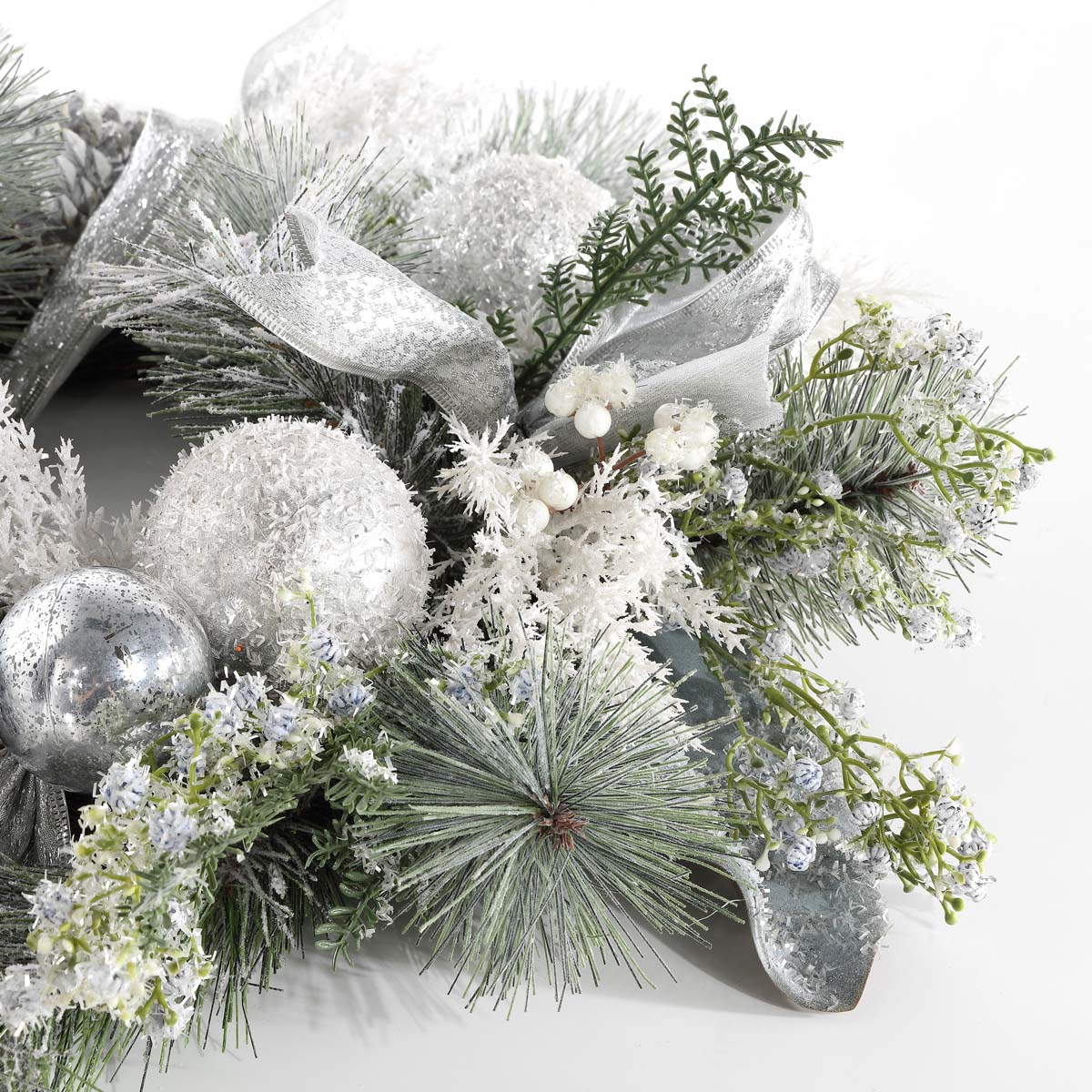 Faux 26 Frosted Pine Wreath | Safavieh - FXP1077 - Silver / Green