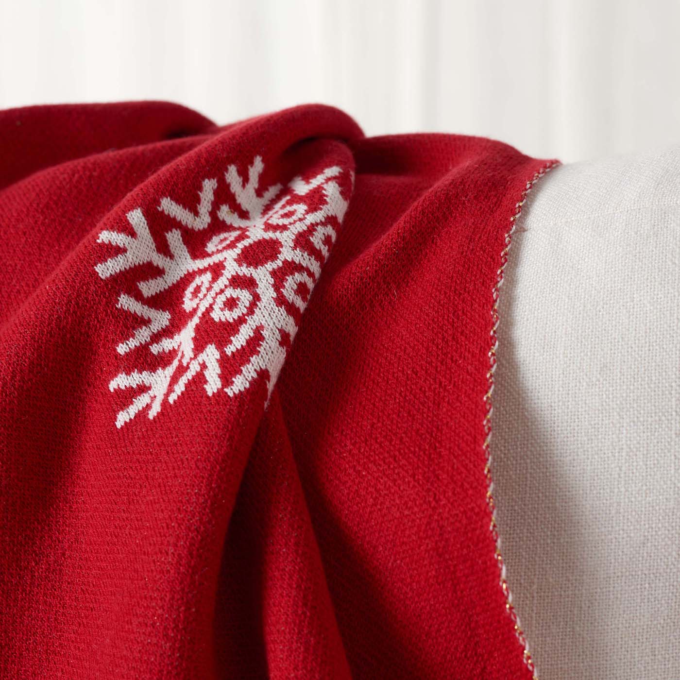 Frosty Wish Throw Blanket | Safavieh - HOL2011 - Red / White