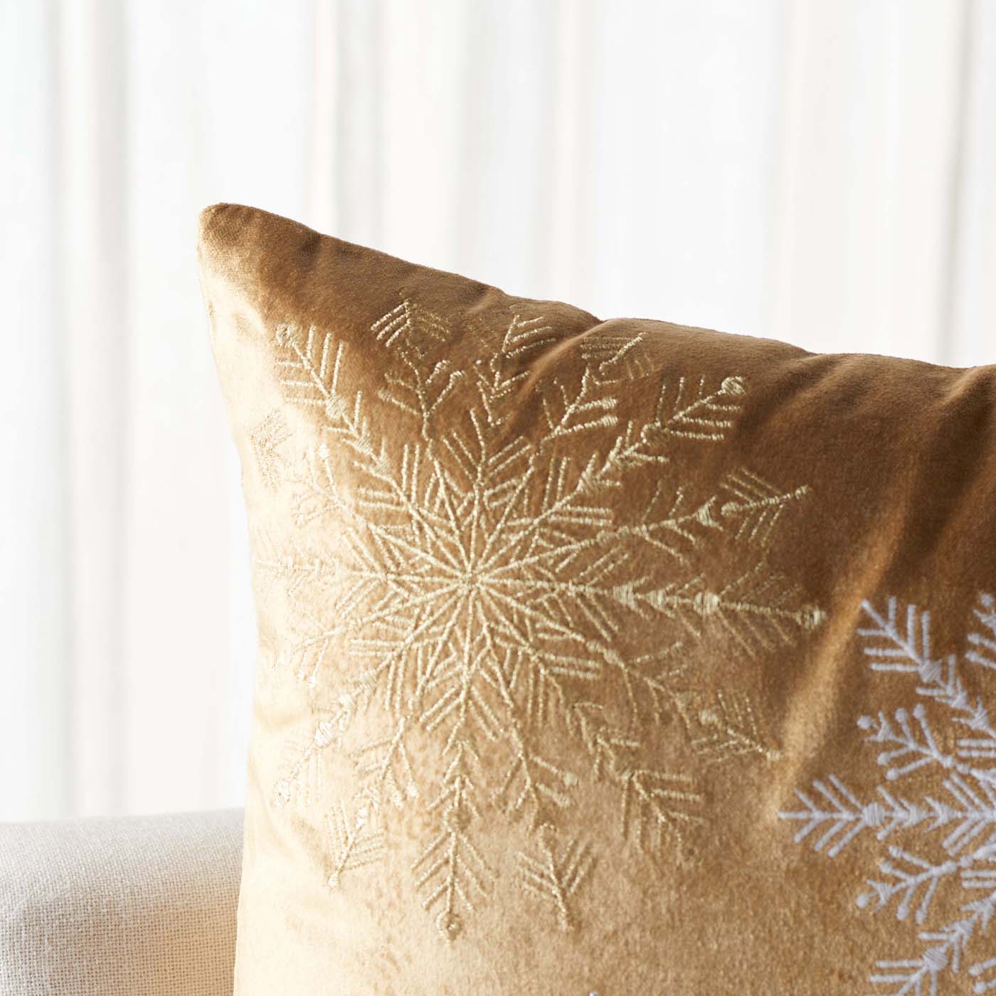 Cinthia Snowflake Pillow | Safavieh - HOL4002 - Gold / Silver