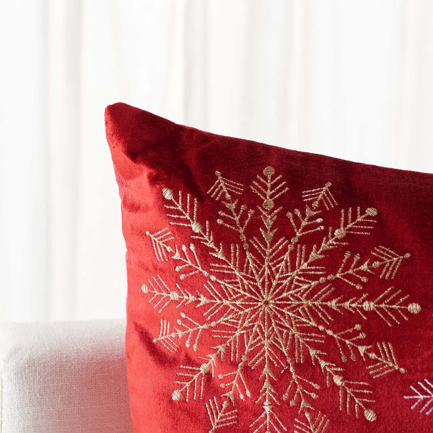 Cinthia Snowflake Pillow | Safavieh - HOL4002 - Red / Silver