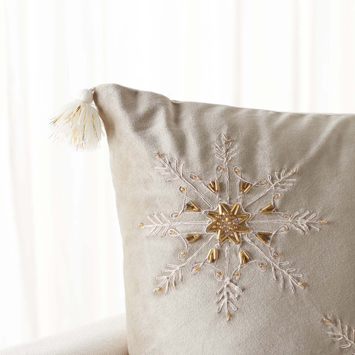 Simone Snowflake Pillow | Safavieh - HOL4003 - Beige / Gold