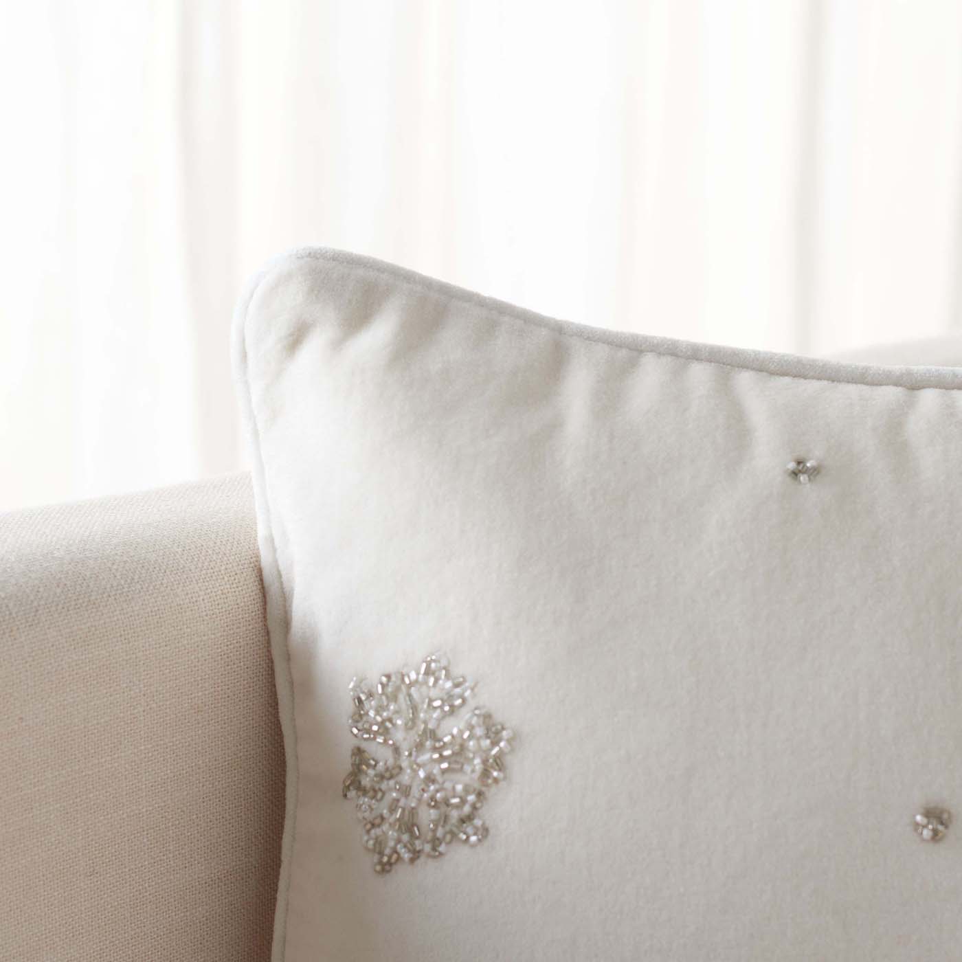 Falling Snow Pillow | Safavieh - HOL4013 - White / Silver