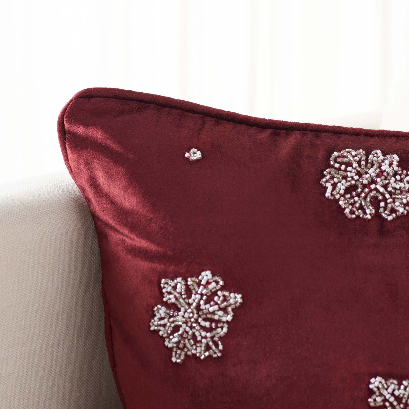 Falling Snow Pillow | Safavieh - HOL4013 - Maroon