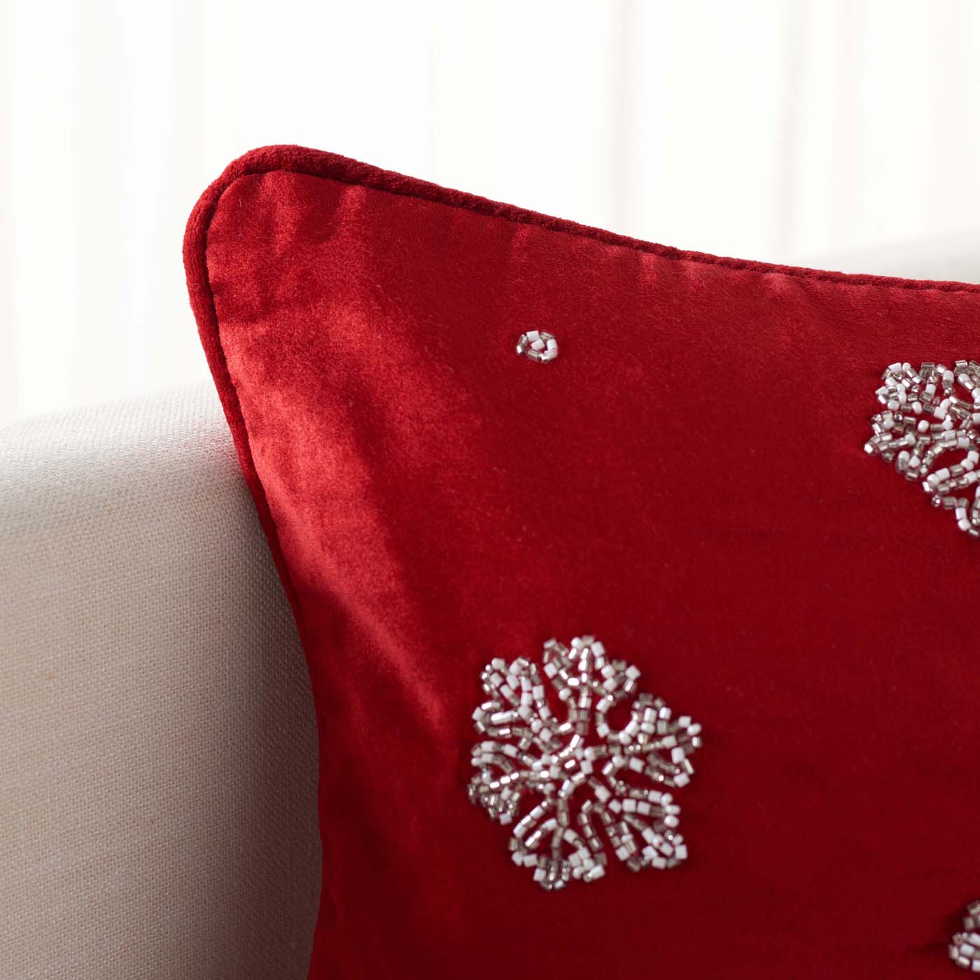 Falling Snow Pillow | Safavieh - HOL4013 - Red / Silver