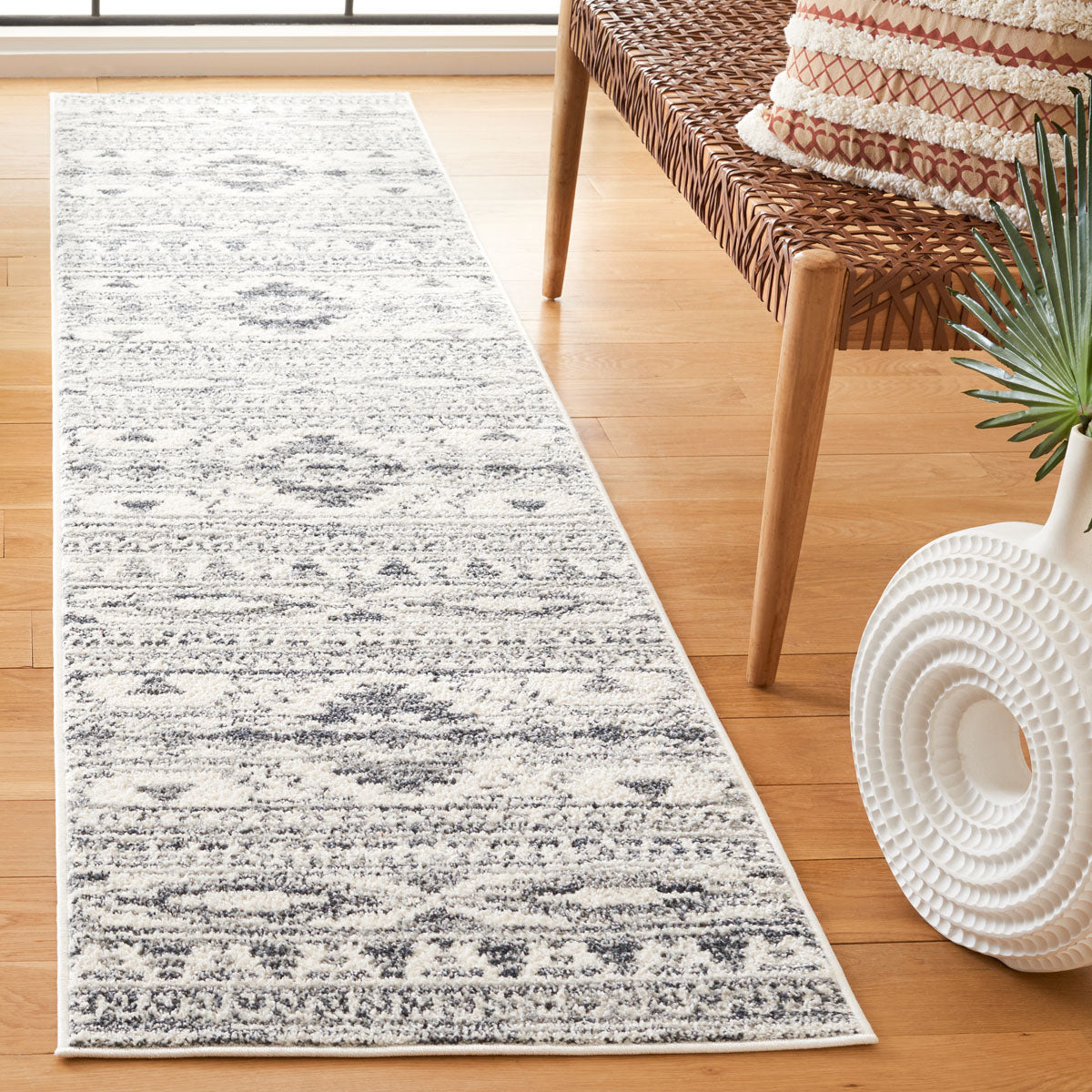 Layla Rug | Safavieh - LAY105A - Ivory / Grey