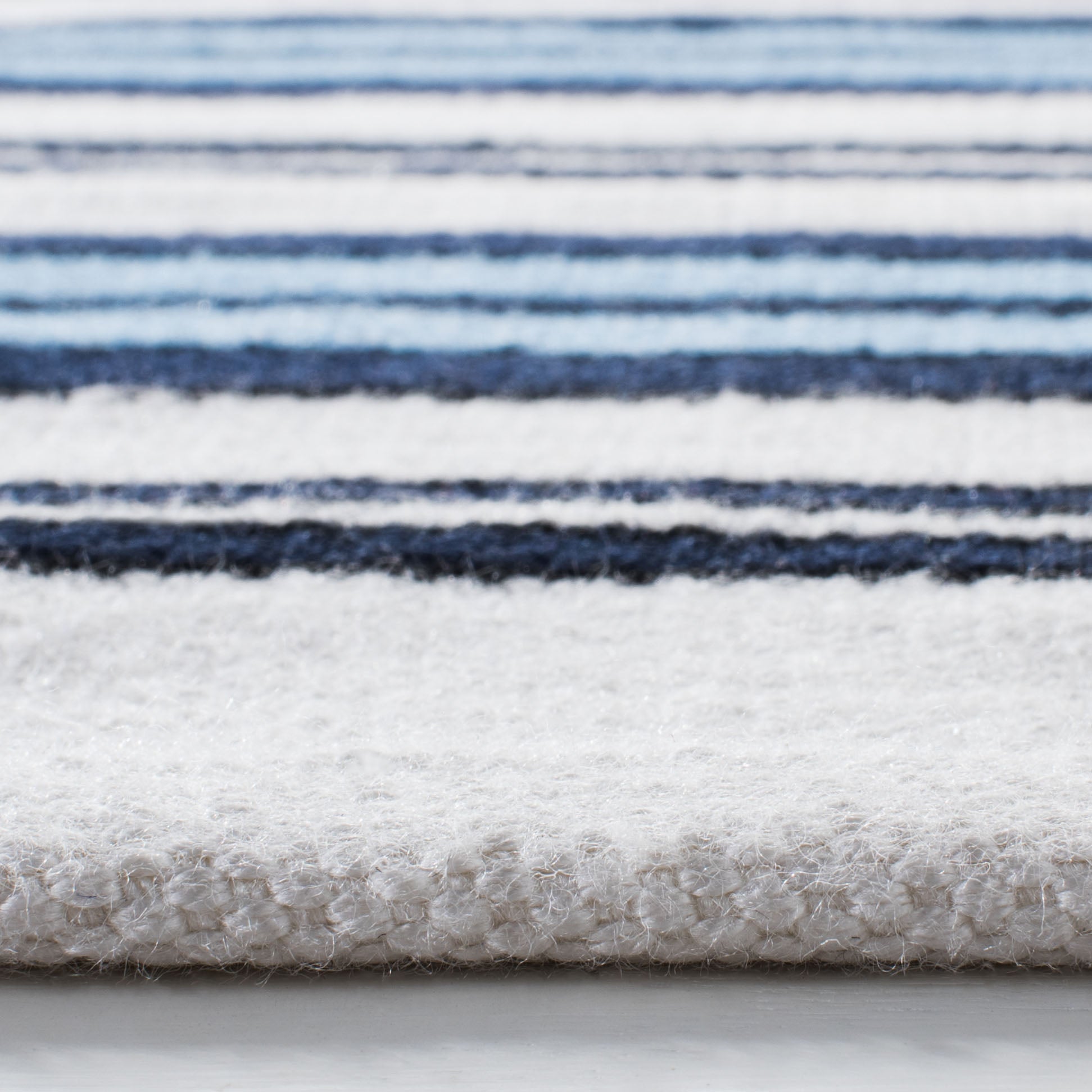 Leopold Stripe Rug | Lauren Ralph Lauren - LRL2462 - White / French Blue