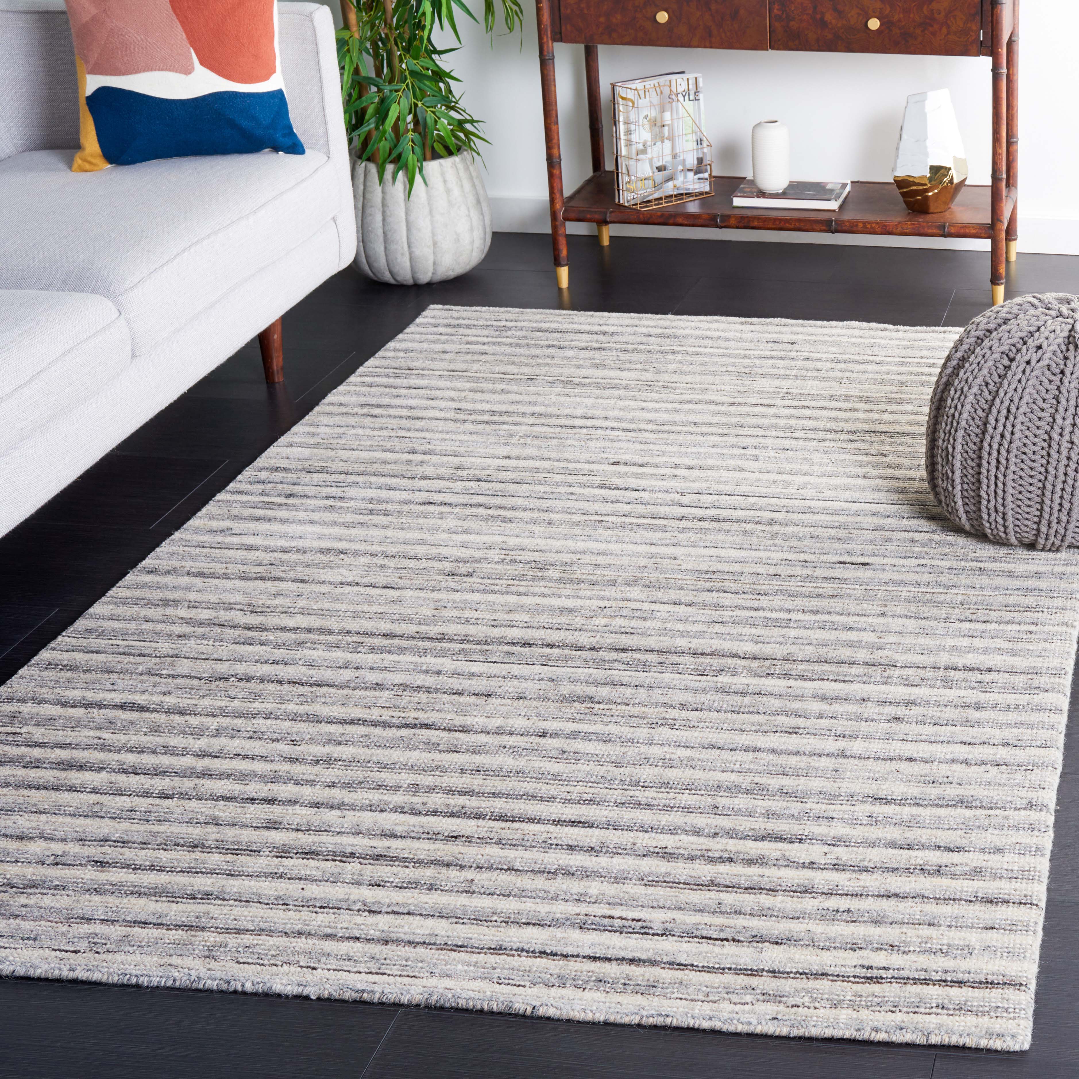 Mirage 462 Rug | Safavieh: MIR462H - Ivory / Dark Grey