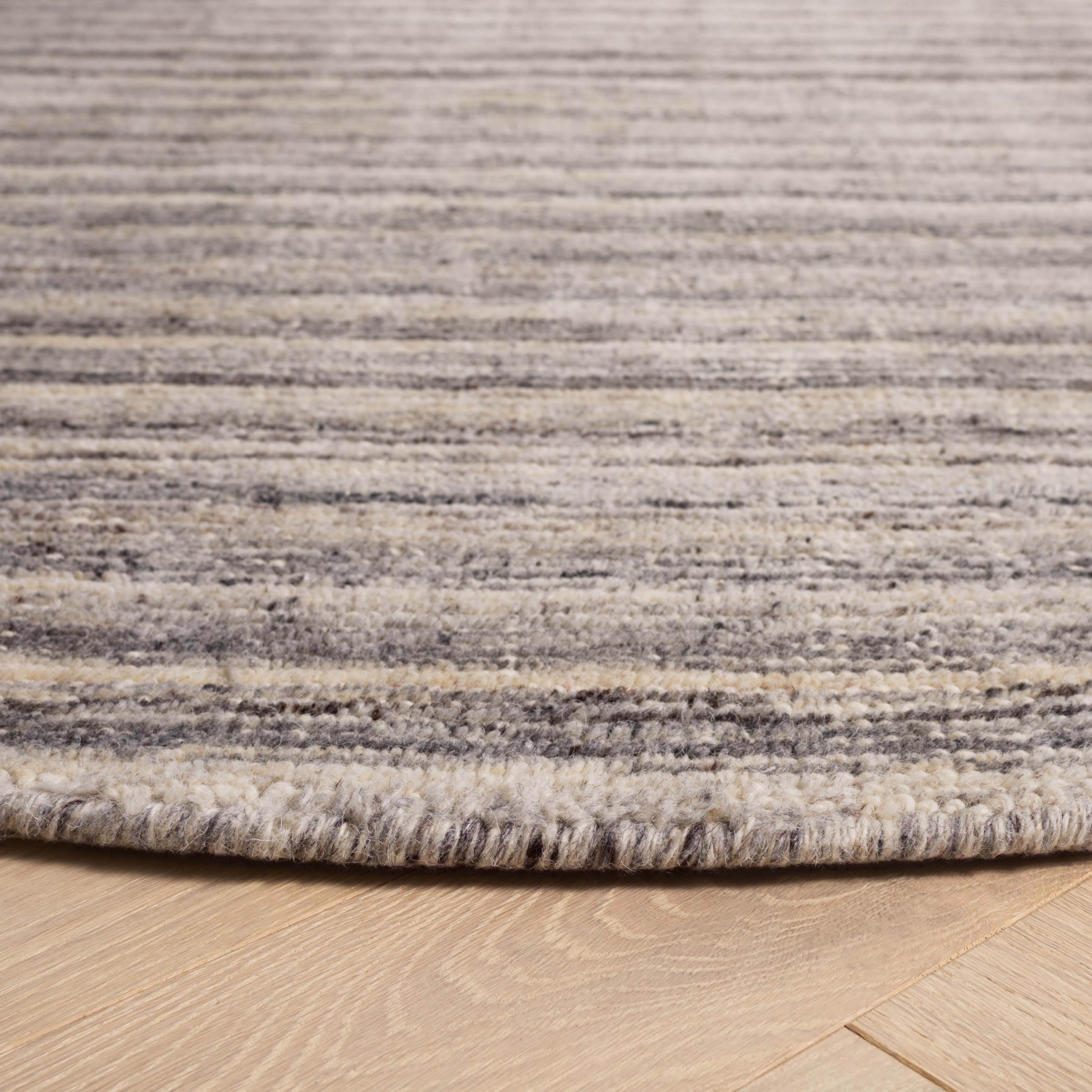 Mirage 462 Rug | Safavieh: MIR462H - Ivory / Dark Grey