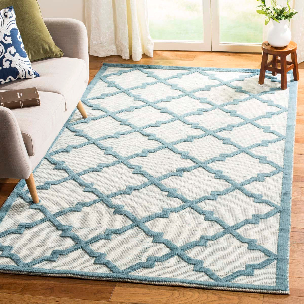 Martha Stewart 2552 Rug | Martha Stewart - MSR2552 - Ivory / Light Blue