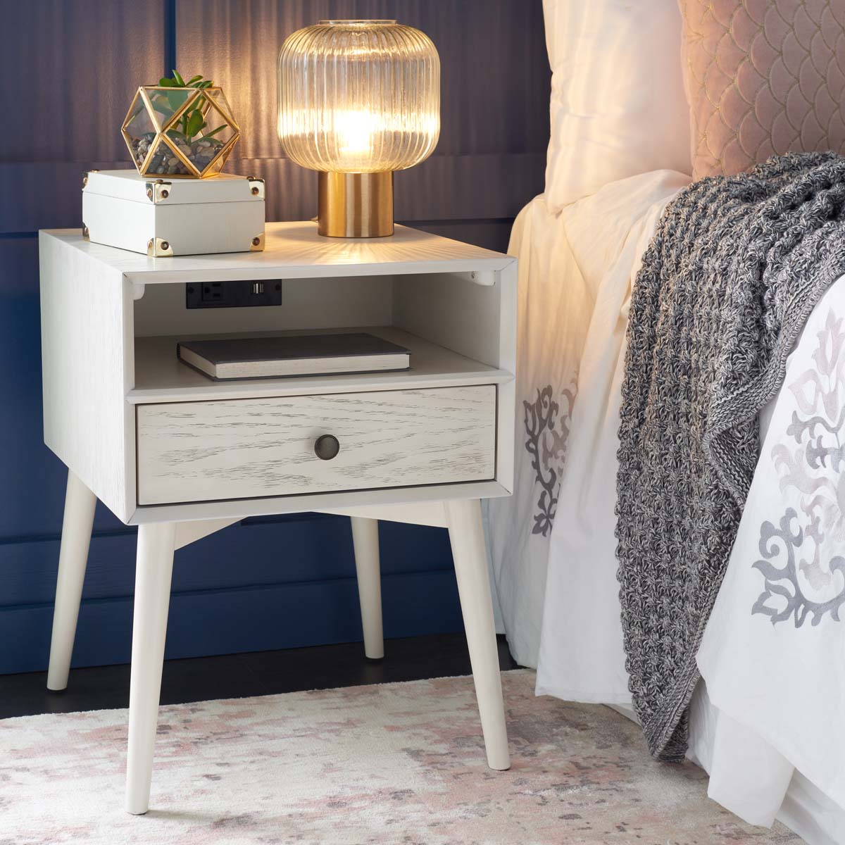 Scully Nightstand W/ Usb | Safavieh - White Wash / Gold | Safavieh - White Wash / Gold