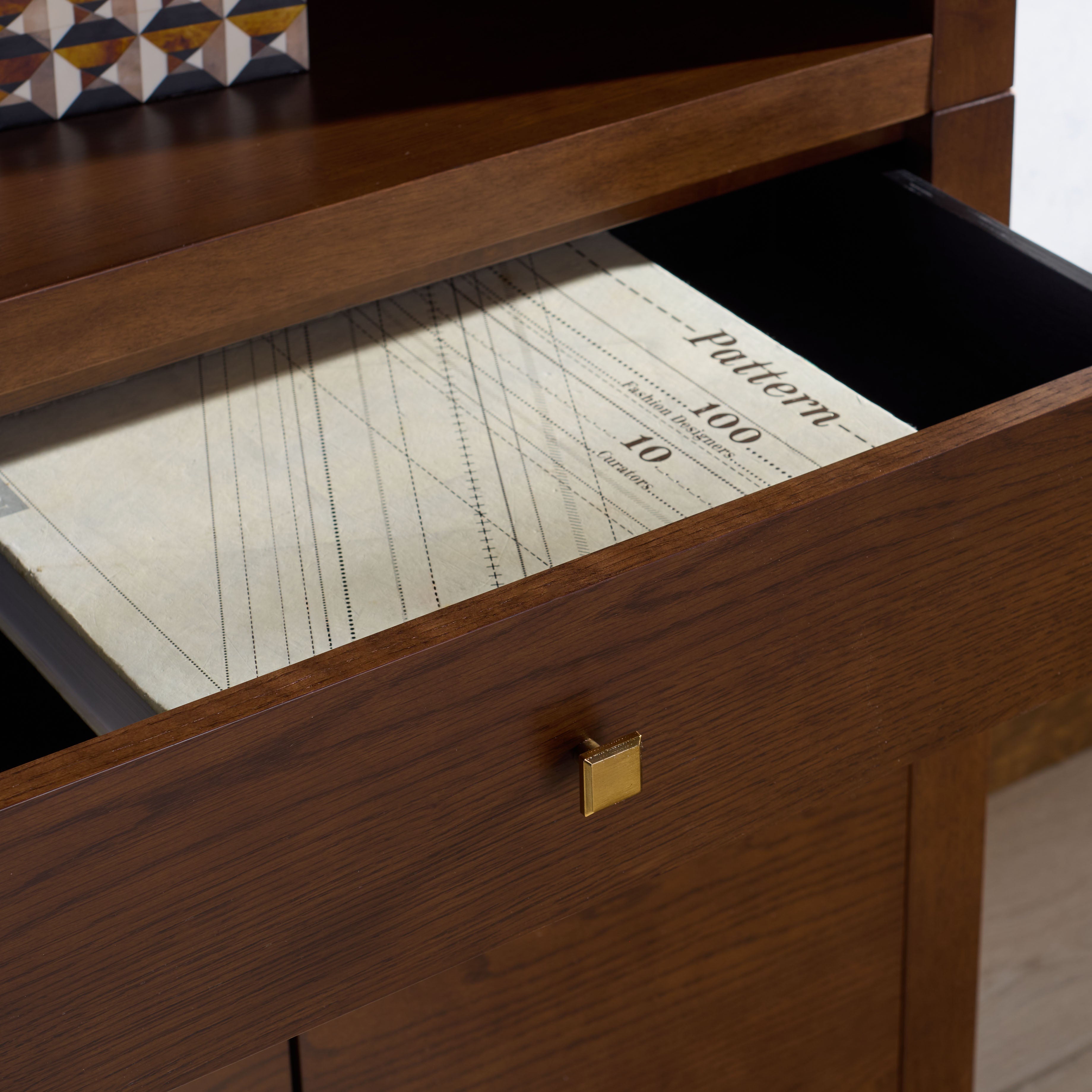 WALNUT / BRASS