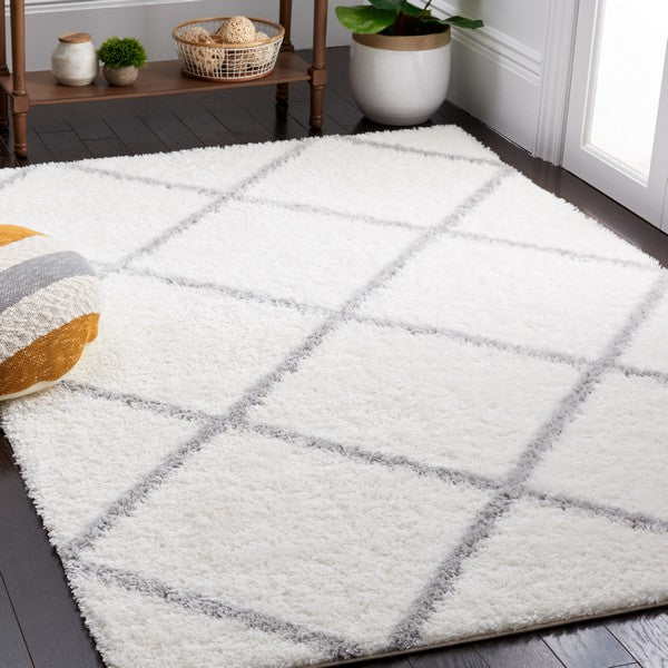 Tahoe Shag 676 Rug | Safavieh - THO676 - White / Grey