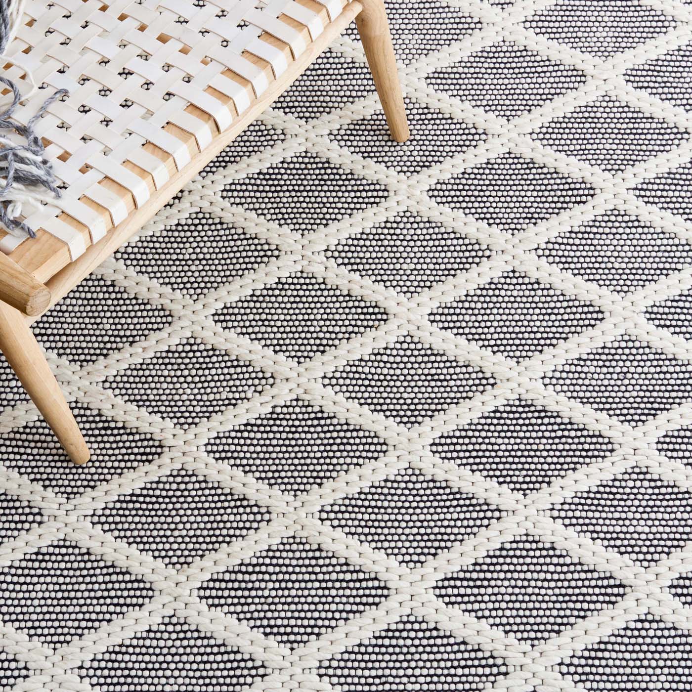 Vermont 154 Rug | Safavieh - VRM154 - Ivory / Black