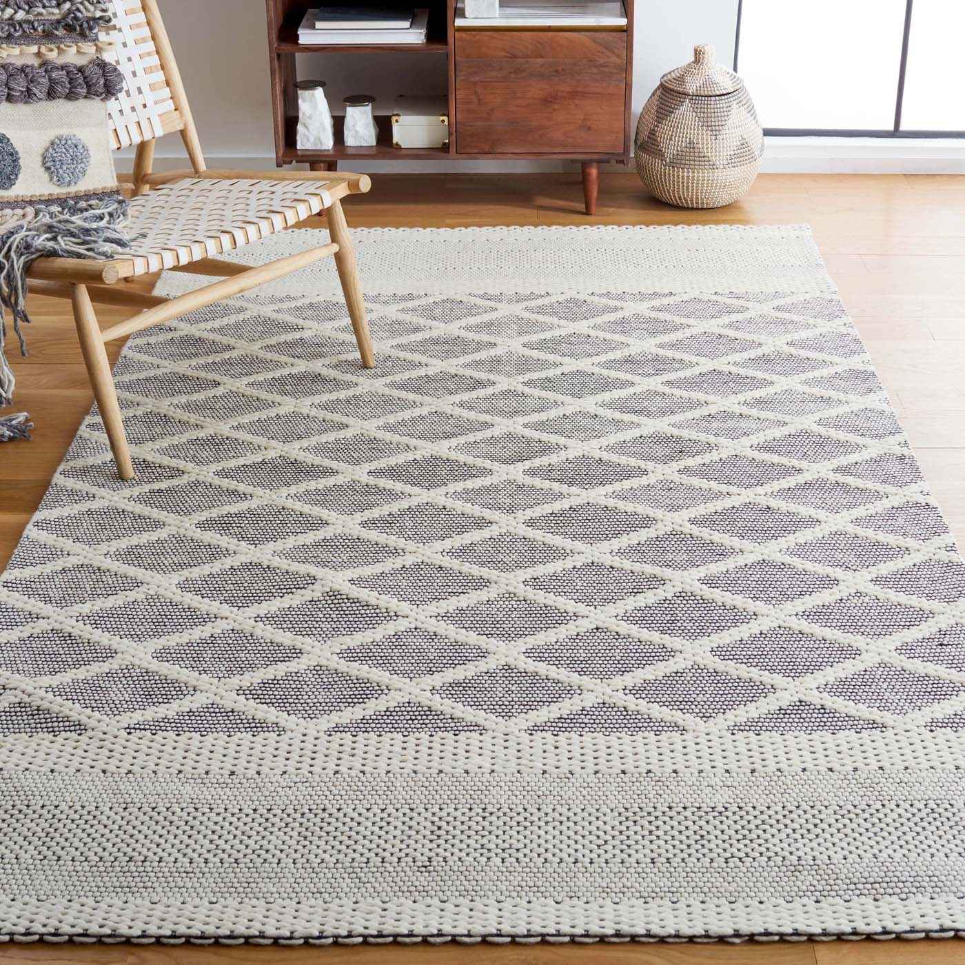 Vermont 154 Rug | Safavieh - VRM154 - Ivory / Black