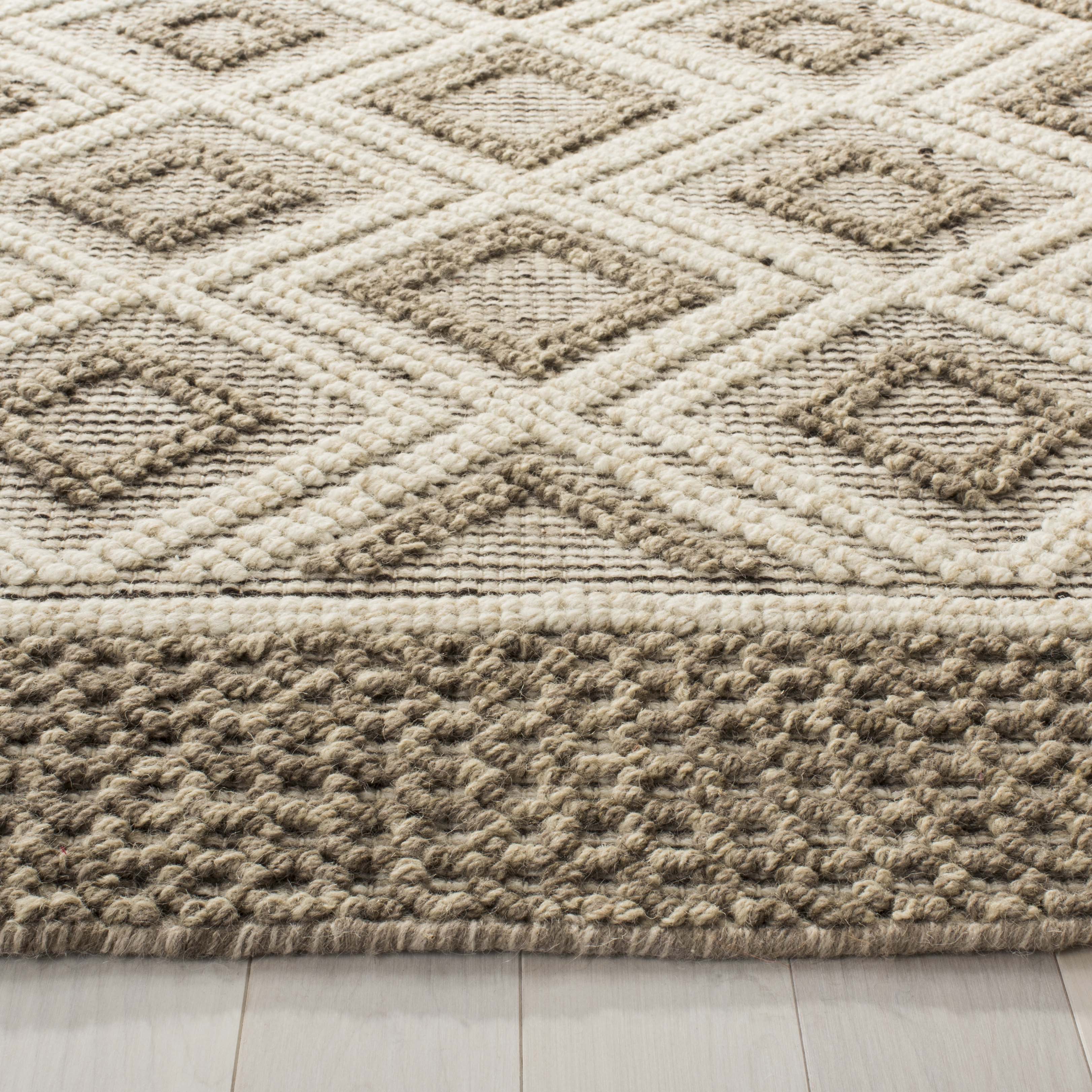 Vermont 212 Rug | Safavieh - VRM212 - Beige / Ivory