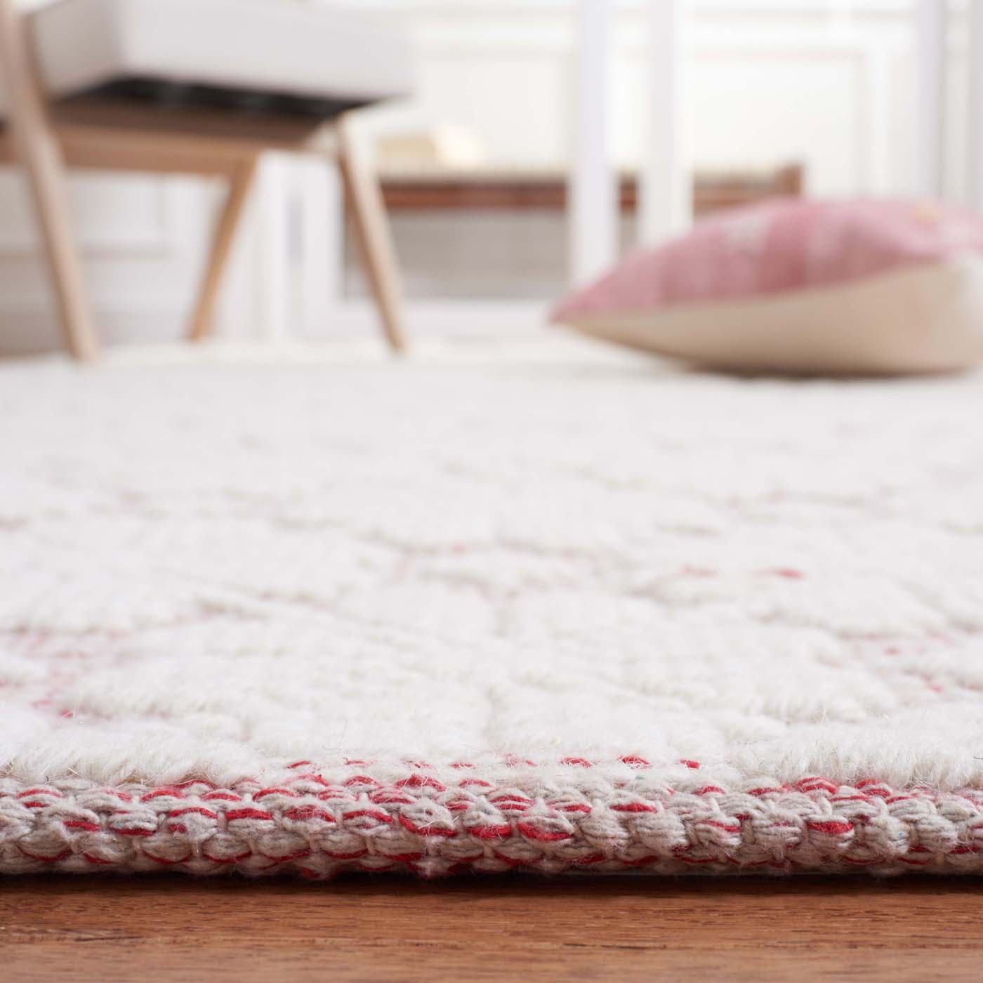 Vermont 303 Rug | Safavieh - VRM303 - Ivory / Red