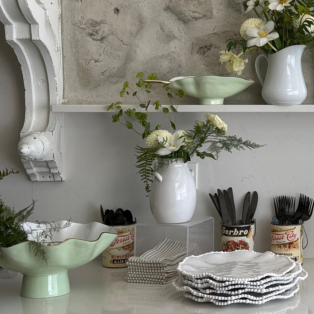 ENCANTO Carola Large Pedestal (Pistachio and White)