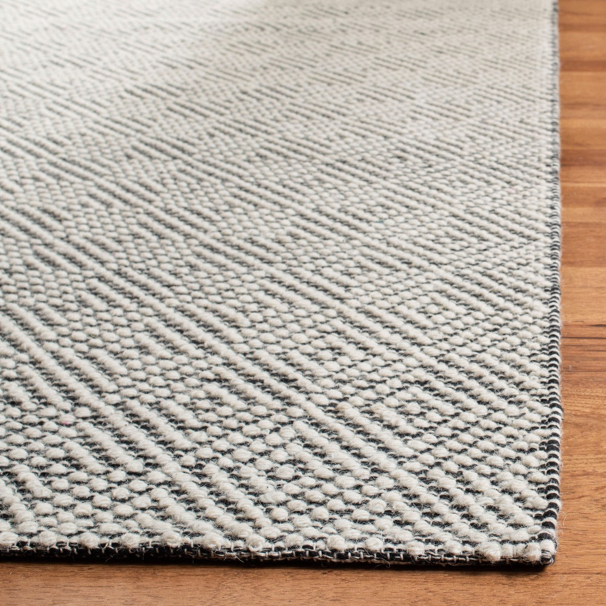 Vermont 305 Rug | Safavieh - VRM305 - Ivory / Black