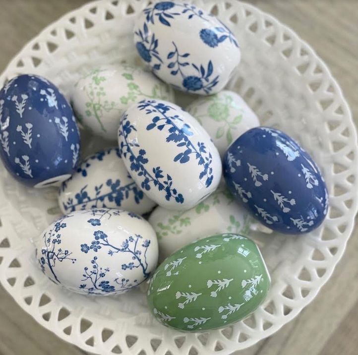 Stunning set of 4 porcelain eggs (blue and white)